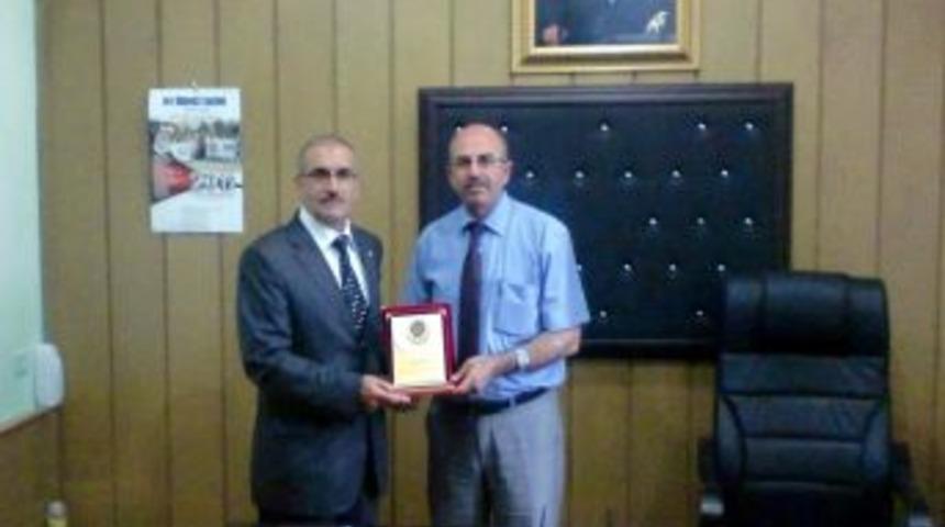 Eğitim Bir-Sen'den Teşekk&uuml;r Plaketi