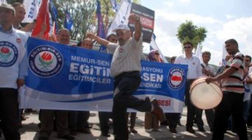 Greve Giden Memurlar Zeybek Oynayarak Eylem Yaptı