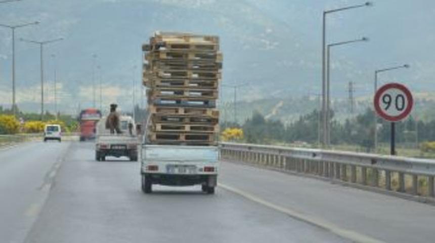 Aşırı Y&uuml;kl&uuml; Kamyonet Otoyolda Tehlike Sa&ccedil;ıyor