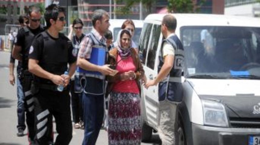 Diyarbakır&rsquo;da Kadın Cinayetinin Zanlıları Adliyeye Sevk Edildi