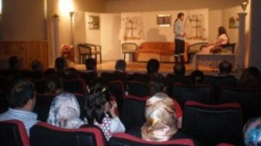 Ak Parti Teşkilatı Tiyatro G&ouml;sterisi İzledi