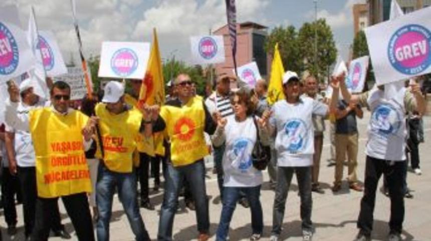 Kesk'e Bağlı Sendikaların &Uuml;yeleri H&uuml;k&uuml;met Konağı &Ouml;n&uuml;nde Toplandı