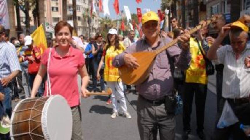 Kamu &Ccedil;alışanları Zam Oranını Davul Zurnayla Protesto Etti