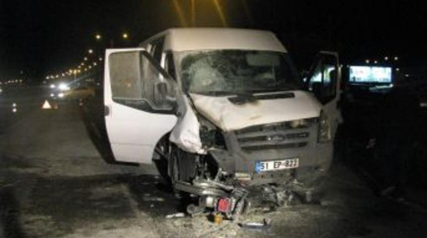 Minib&uuml;s&uuml;n Altına Giren Motosikletin S&uuml;r&uuml;c&uuml;s&uuml; Hayatını Kaybetti