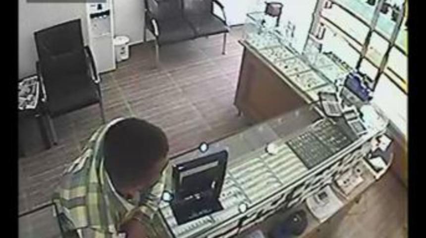 Uyanık Hırsız Kuyumcuyu Soydu, Paraları İ&ccedil; &Ccedil;amaşırına Koydu