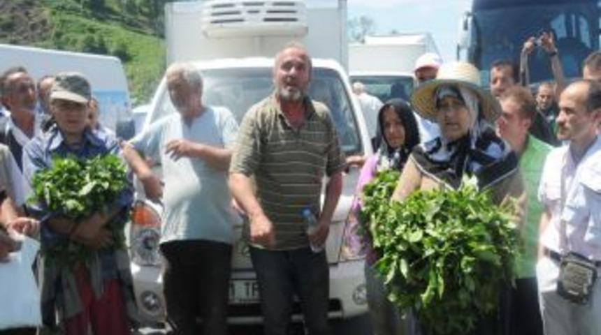 Karadeniz Sahil Yolu'nu &Ccedil;ayla Kapatan &Uuml;reticilere M&uuml;dahale