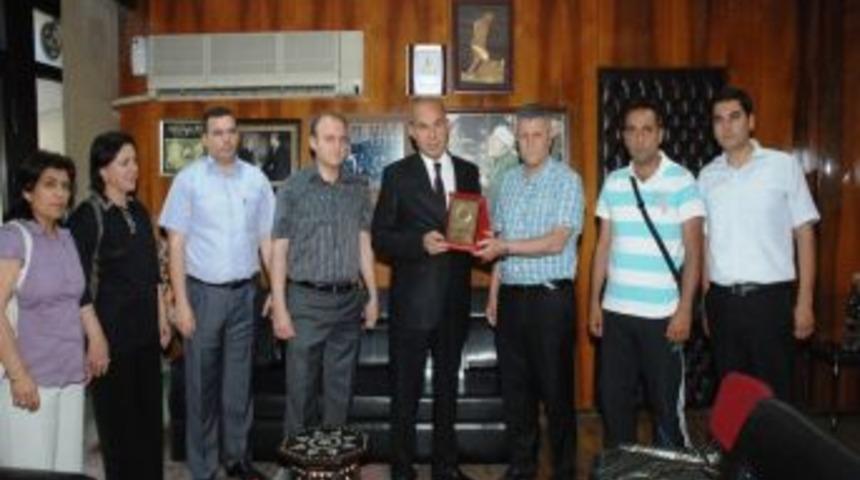 Ceyhan Belediye Başkanı H&uuml;seyin S&ouml;zl&uuml;'ye Eğitime Katkı Plaketi Verildi