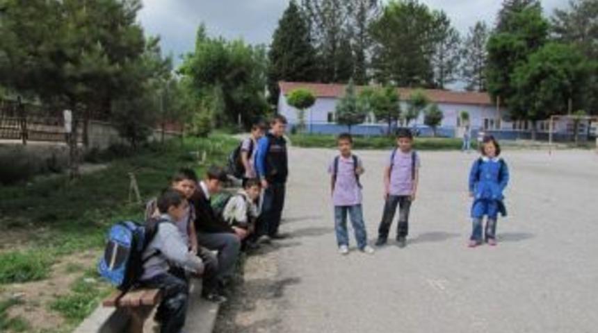 Hisarcık'ta &Ouml;ğretmenler Eylemde, &Ouml;ğrenciler Okul Bah&ccedil;esinde