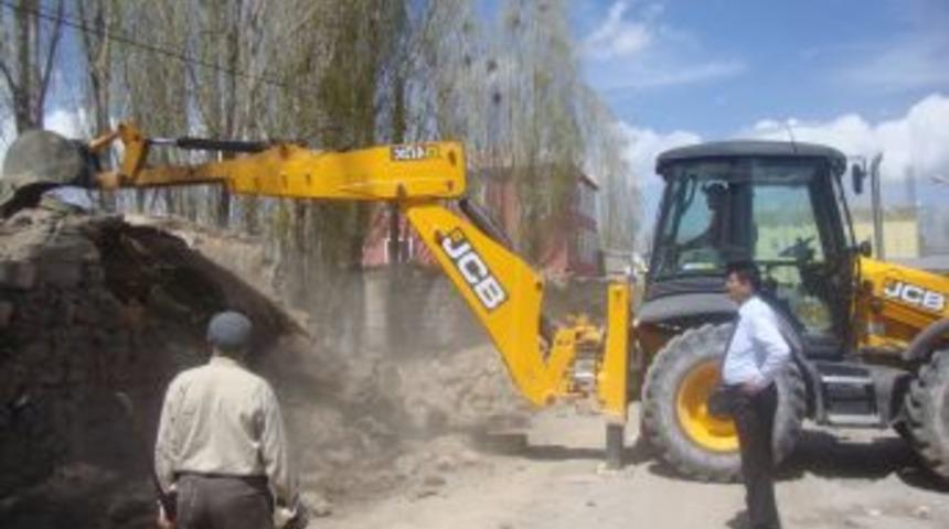 Belediye Yıkım Ekiplerine Vatandaştan Destek