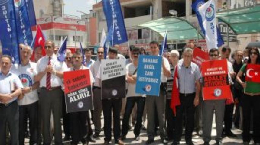 Derse Girmeyen &Ouml;ğretmenler Halay &Ccedil;ekip Oynadı