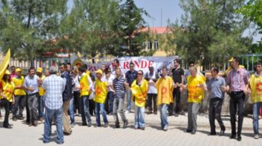 &Ouml;ğretmenler Halaylarla Greve Gitti