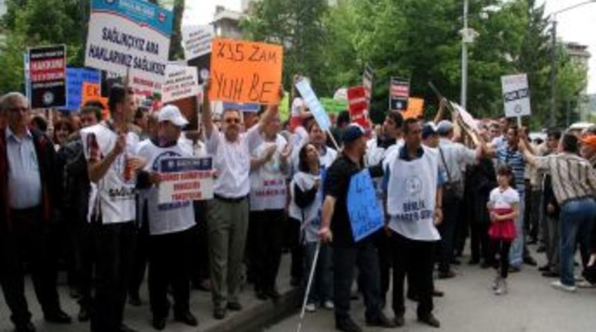 Eskişehir'de Memur'sen'e Baglı Sendika Başlanları &Ccedil;iftetelli Oynayarak H&uuml;k&uuml;metin Verdiği Zammı Protesto Ettiler
