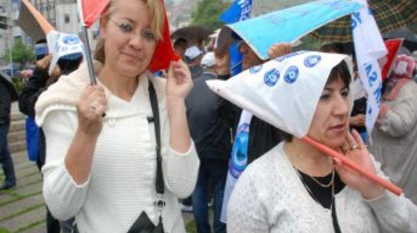 Memurların Yağmur Altında Eylemi
