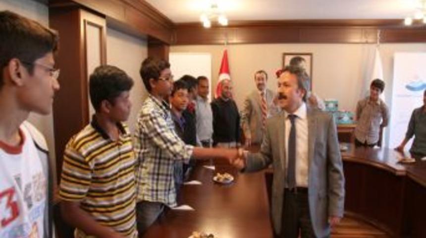 T&uuml;rk&ccedil;e Olimpiyatları I&ccedil;in Gelen Hintli &Ouml;ğrenciler Rekt&ouml;r Acar'ı Ziyaret Etti