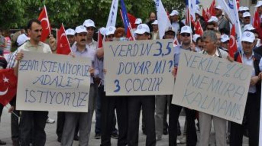Eğitim Bir-Sen Üyeleri Hükümeti Protesto Etti