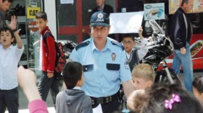 Öğrencilerden 5 Dakikalık Yol Kapatma Eylemi