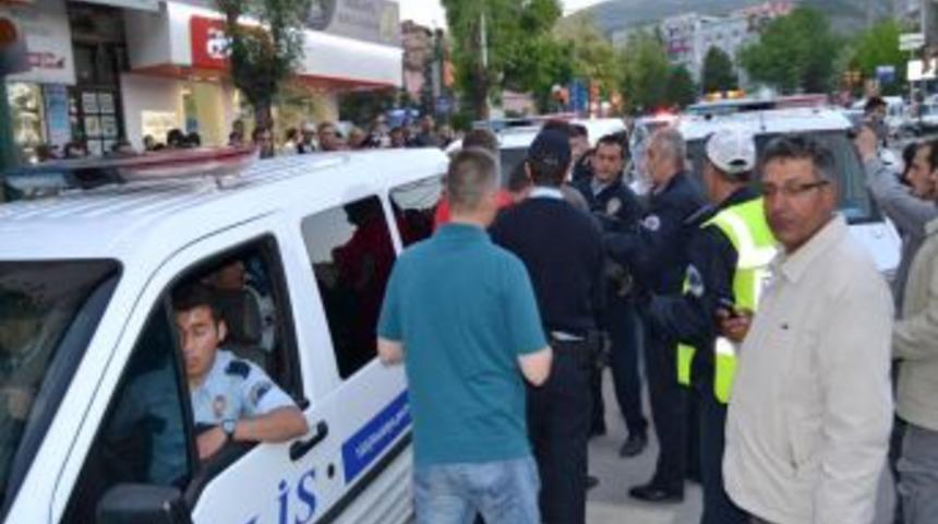 Kavgayı Ayırmak Isteyen Polis Yaralandı