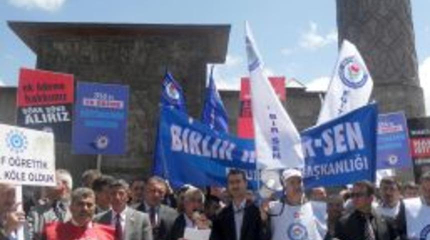 Memurlar, Kalem Ve Tebeşir Atarak Zam Teklifini Protesto Etti