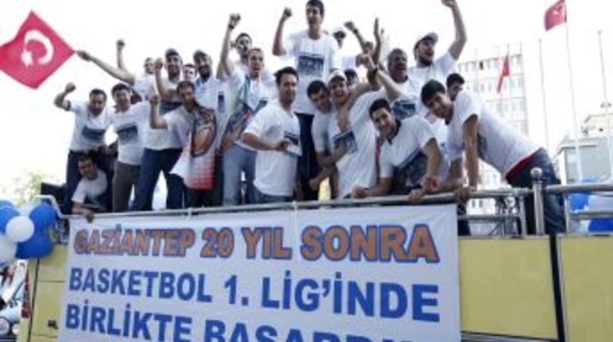 Gaziantep B&uuml;y&uuml;kşehir Belediyesporlu Basketbolculardan Şampiyonluk Turu