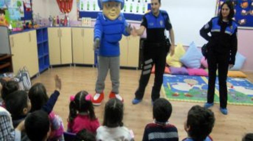 Diyarbakır Polisi Kişisel Gelişim I&ccedil;in 4 Bin &Ccedil;ocuğun Ailesiyle G&ouml;r&uuml;ş&uuml;yor