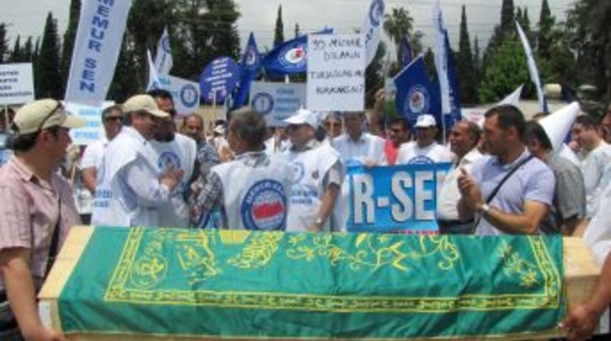 Memur-Sen &Uuml;yeleri H&uuml;k&uuml;metin Gıyabi Cenaze Namazını Kıldı