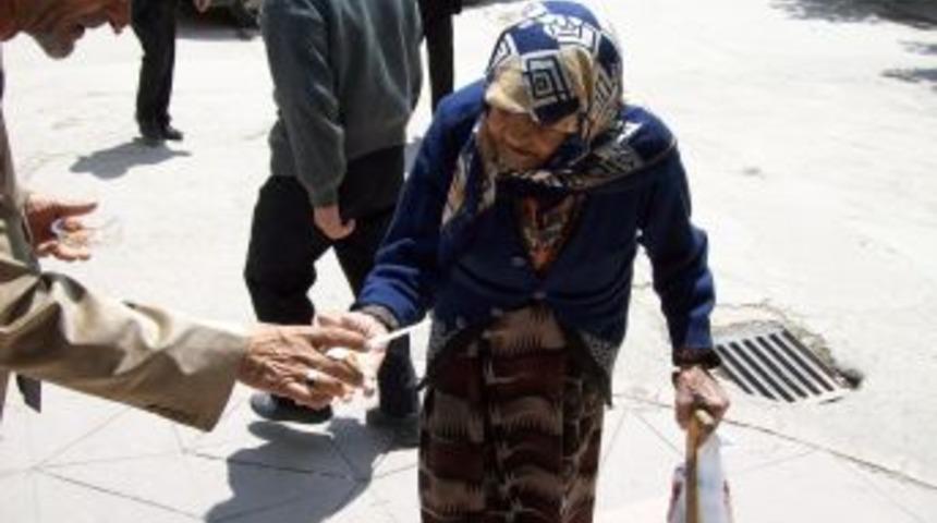 T&Uuml;RKAV, Recep Ayı M&uuml;nasebetiyle Helva Dağıttı