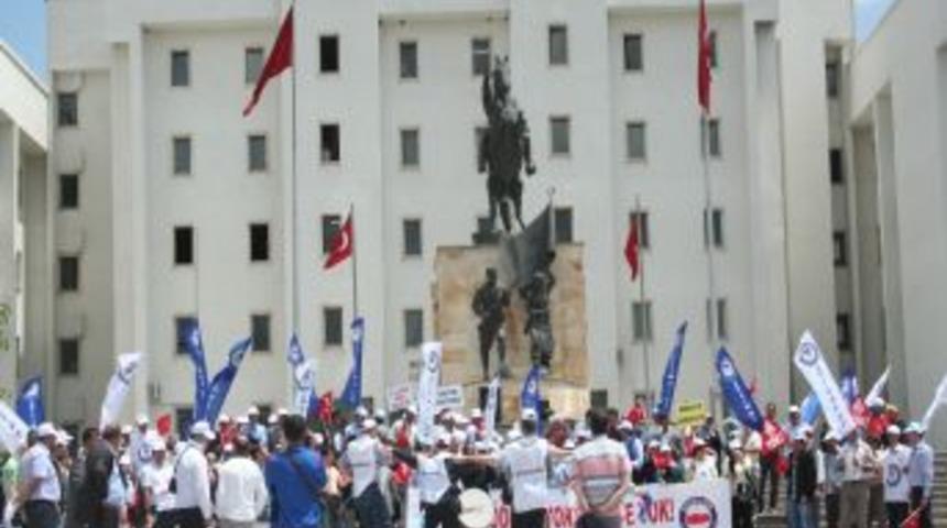 Memurdan H&uuml;k&uuml;mete Protesto