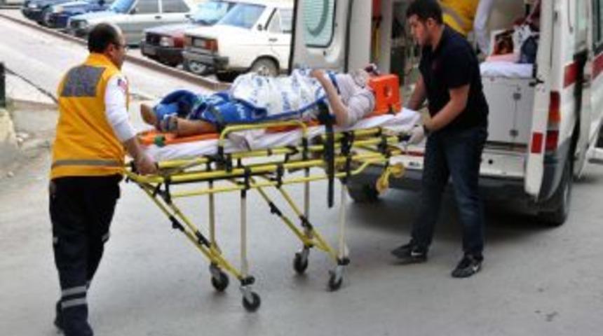 Yolcu Otob&uuml;s&uuml;yle Otomobil &Ccedil;arpıştı: 1 &Ouml;l&uuml;, 9 Yaralı