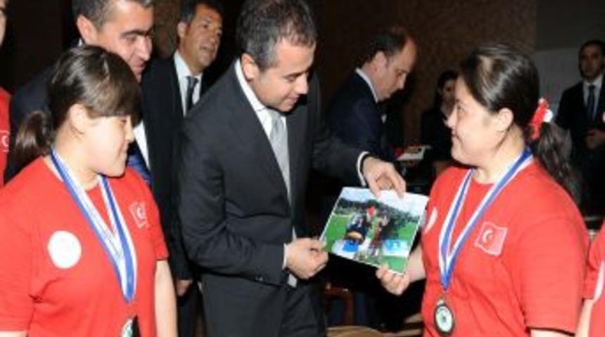 Bakan Kılı&ccedil;, Down Sendromlu Sporcuları Kabul Etti