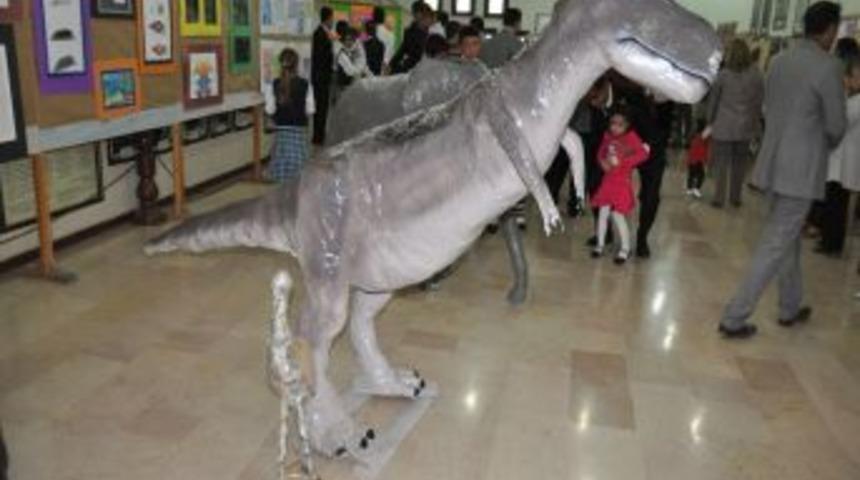 Atık Kağıtlardan Harika Sergi