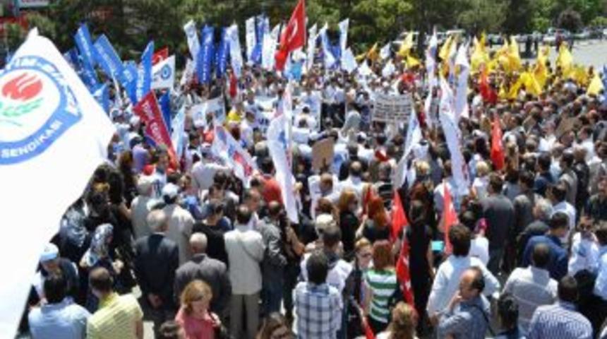 Niğde'de Memurlar Meydana İndi