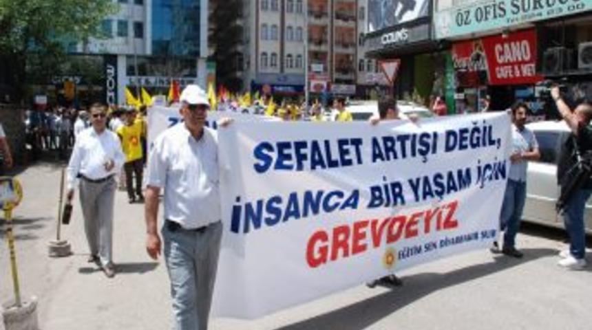 Diyarbakır'da Memurlar İş Bıraktı