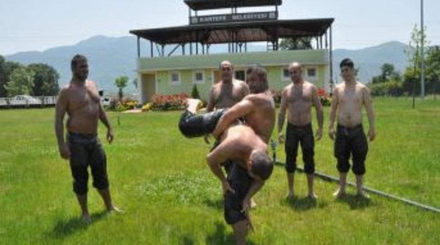 Pehlivanlar Hergeleci Er Meydanı'nda G&uuml;reşlere Hazırlanıyor