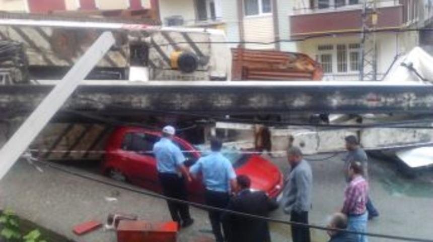 Park Halindeki Otomobilin &Uuml;zerine Vin&ccedil; Devrildi