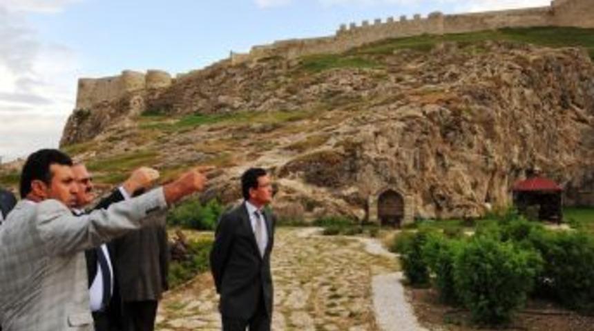 Van Kalesi'nde İkinci Etap Restorasyon &Ccedil;alışmaları