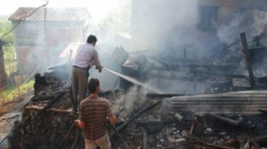 Ordu'da 3 Katlı Ev K&uuml;l Oldu