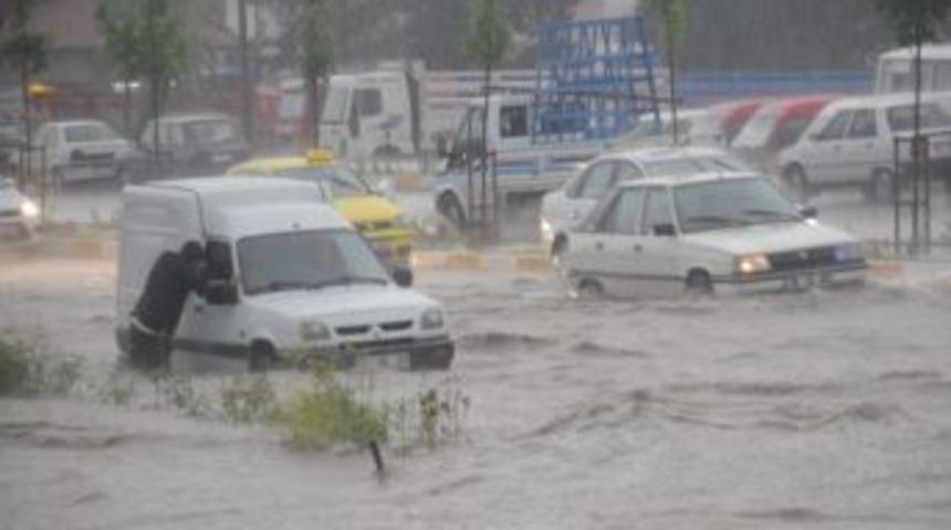 &Ccedil;orum'da Sağanak Yağış Hayatı Fel&ccedil; Etti