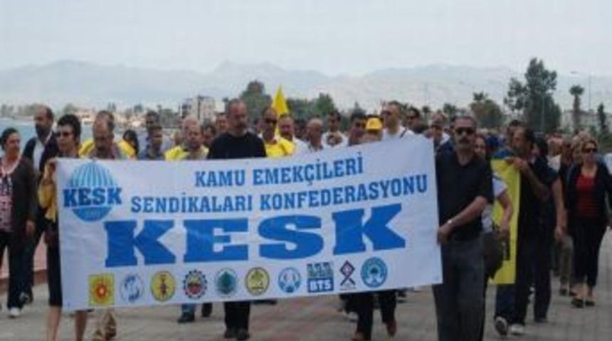 Dikili'de, Memurlardan Halaylı Tepki