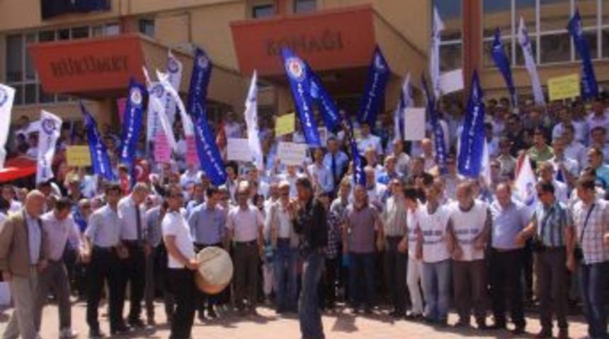 Memur-Sen'den Trabzon Valiliği &Ouml;n&uuml;nde Davullu Zurnalı Eylem