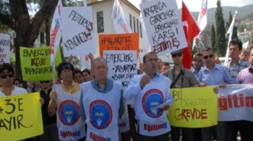 Fethiye'de &Ouml;ğretmenler İş Bıraktı