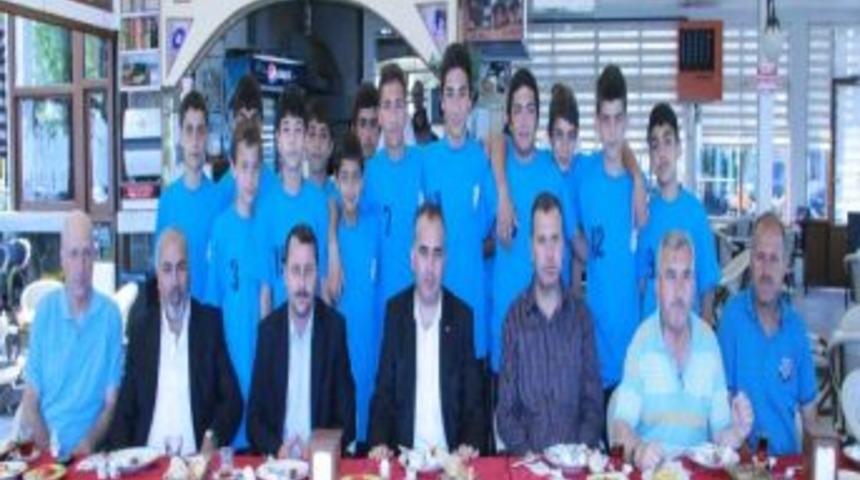 T&uuml;rkiye Şampiyonasına Katılacak Gen&ccedil; Futbolcuları Başkan Yıldırım Uğurladı