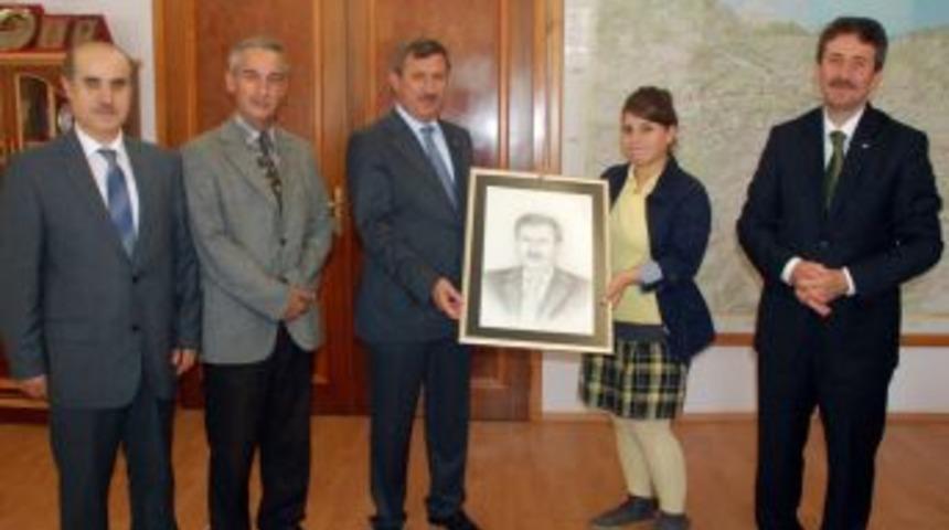 Vali Yılmaz'a Kara Kalem Portre Resmi Hediye