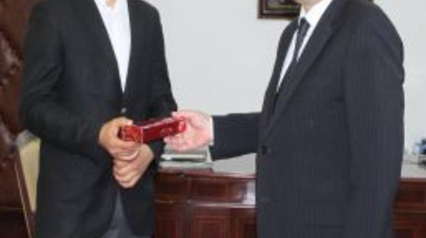 Vali Şahin'den Türkiye Birincisine Ödül