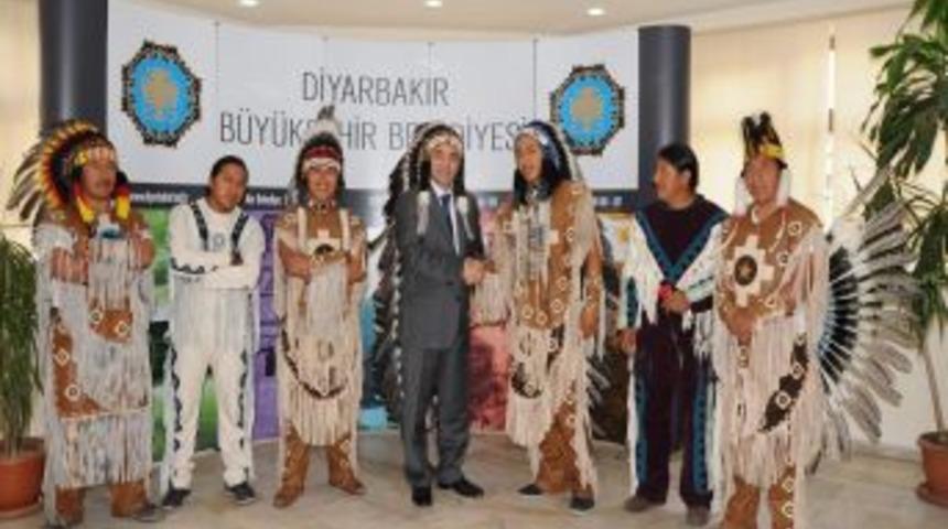 Kızılderililer Baydemir'i Ziyaret Etti