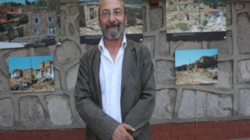 &Uuml;nl&uuml; Ressam &Ccedil;ocuklar İ&ccedil;in Fotoğraf &Ccedil;ekti