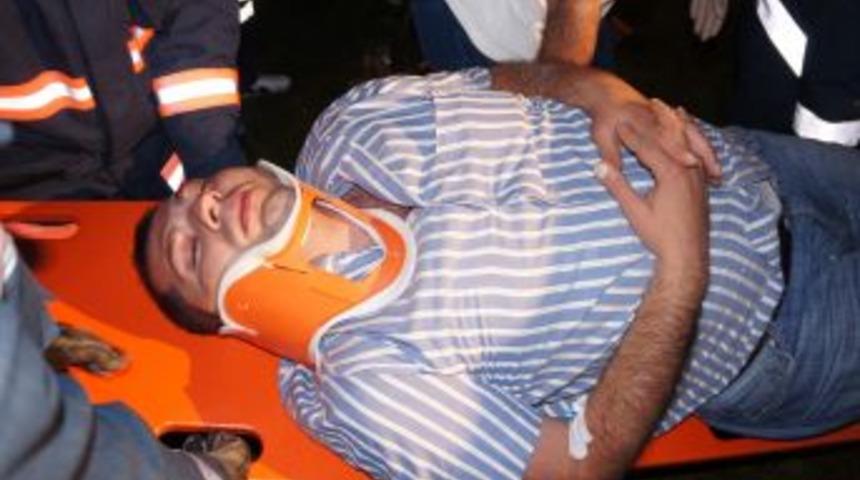 Bakırk&ouml;y&rsquo;de Kaza: Aracında Sıkışan S&uuml;r&uuml;c&uuml; G&uuml;&ccedil;l&uuml;kle Kurtarıldı