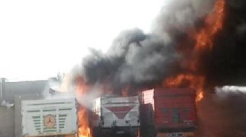 Urfa'da TIR'lar alev alev b&ouml;yle yandı