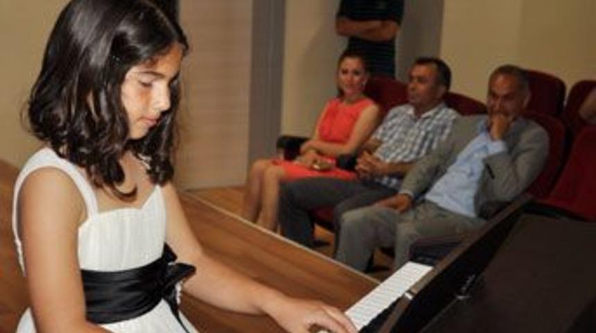 Bah&ccedil;eşehir Koleji&rsquo;nde piyano resitali