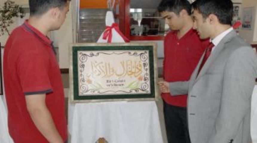 Sabırla Allah’ın Isimlerini Ceviz Kaplamalı Kontrplakla Yazdılar