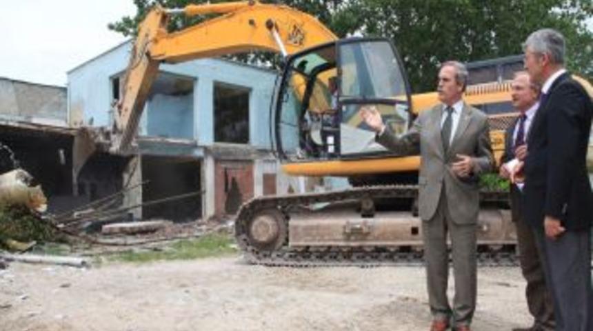 Bademli Kavşağı I&ccedil;in Yıkımlar Başladı